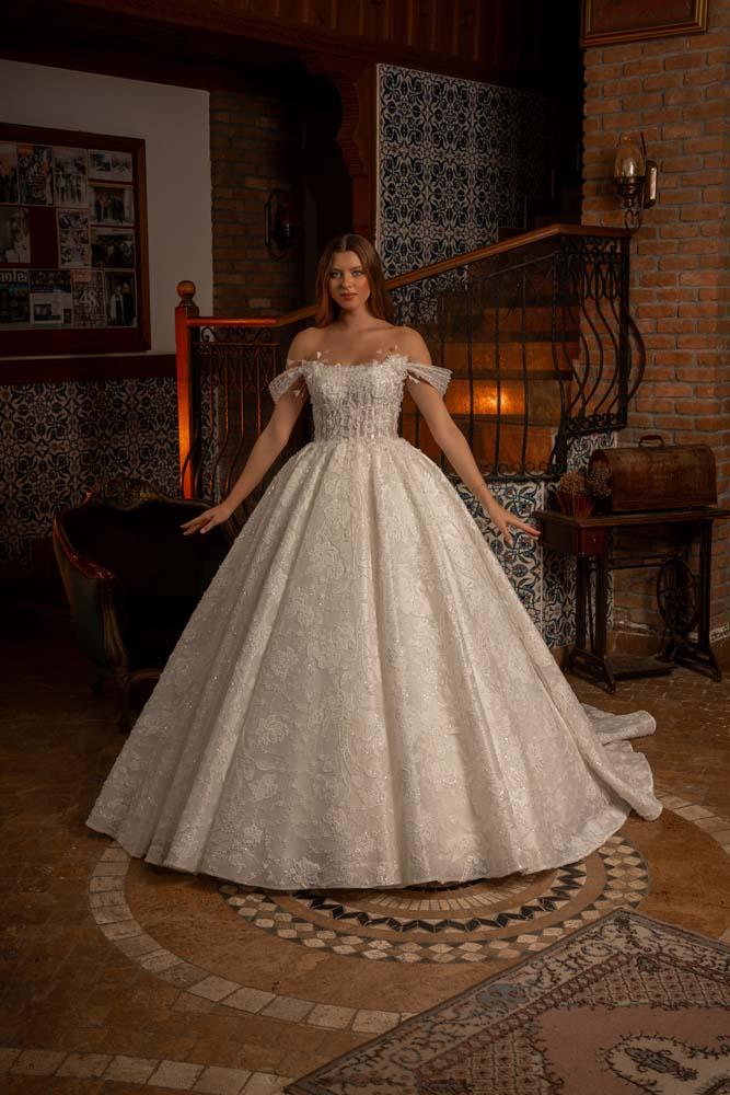 Havuz Yaka Yan Kol Detaylı Kasnak İşlemeli Prenses Model  Gelinlik