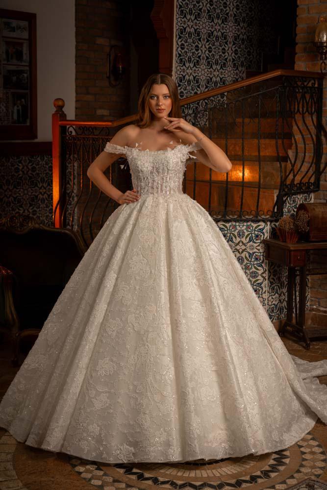 Havuz Yaka Yan Kol Detaylı Kasnak İşlemeli Prenses Model  Gelinlik