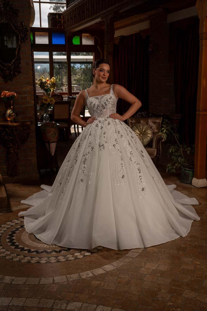 Kare Yakalı Pileli Kasnak İşlemeli Prenses Model Gelinlik