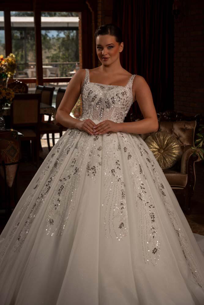 Kare Yakalı Pileli Kasnak İşlemeli Prenses Model Gelinlik