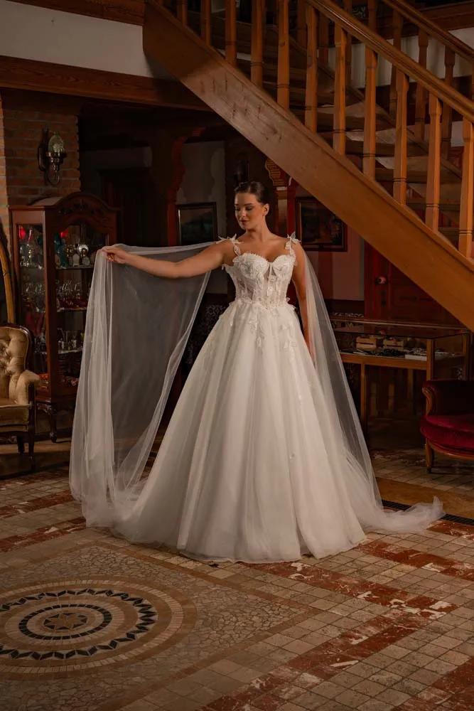 Omuzdan Şal Detaylı Kedi Kulağı Kabartma Dantel Helen Model Gelinlik